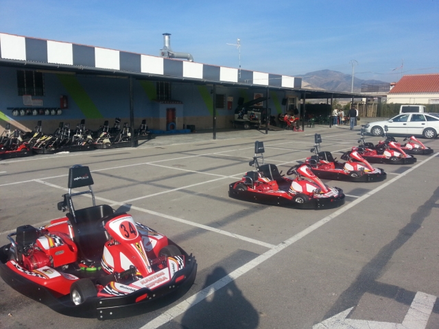  Karts em pista 